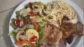 Platillo de carne y pasta de Comedor Santa Ana